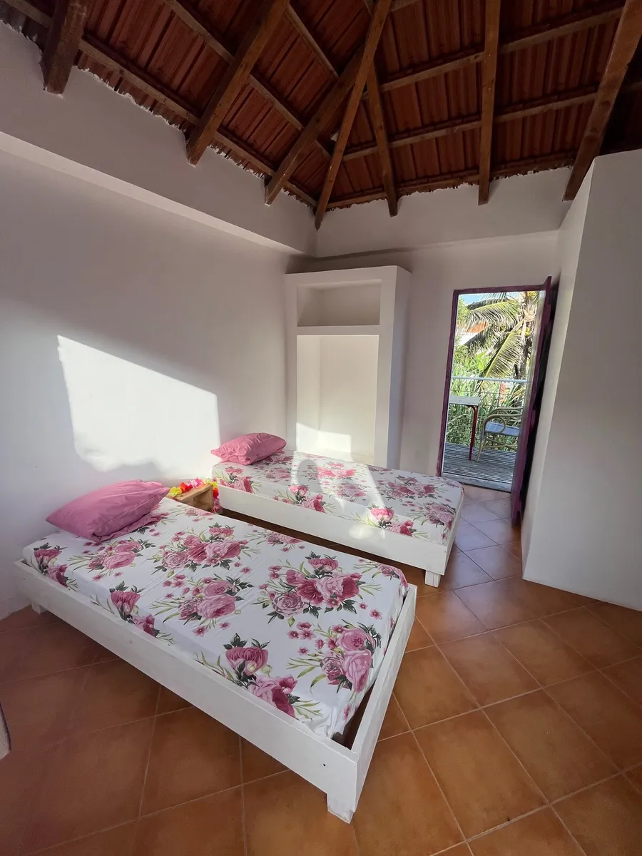 Suite 4 personnes à Villa Morgana — Spacieuse suite pour familles ou groupes d'amis, 2 lits confortables, espace salon, vue jardin.